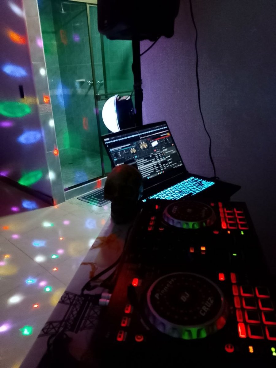 Cabina de DJ montada la noche del evento