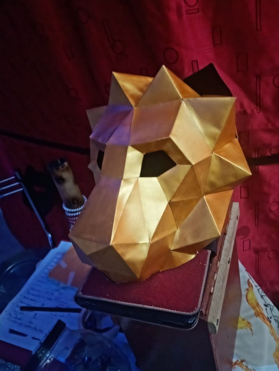 Máscara dorada montada la noche del evento