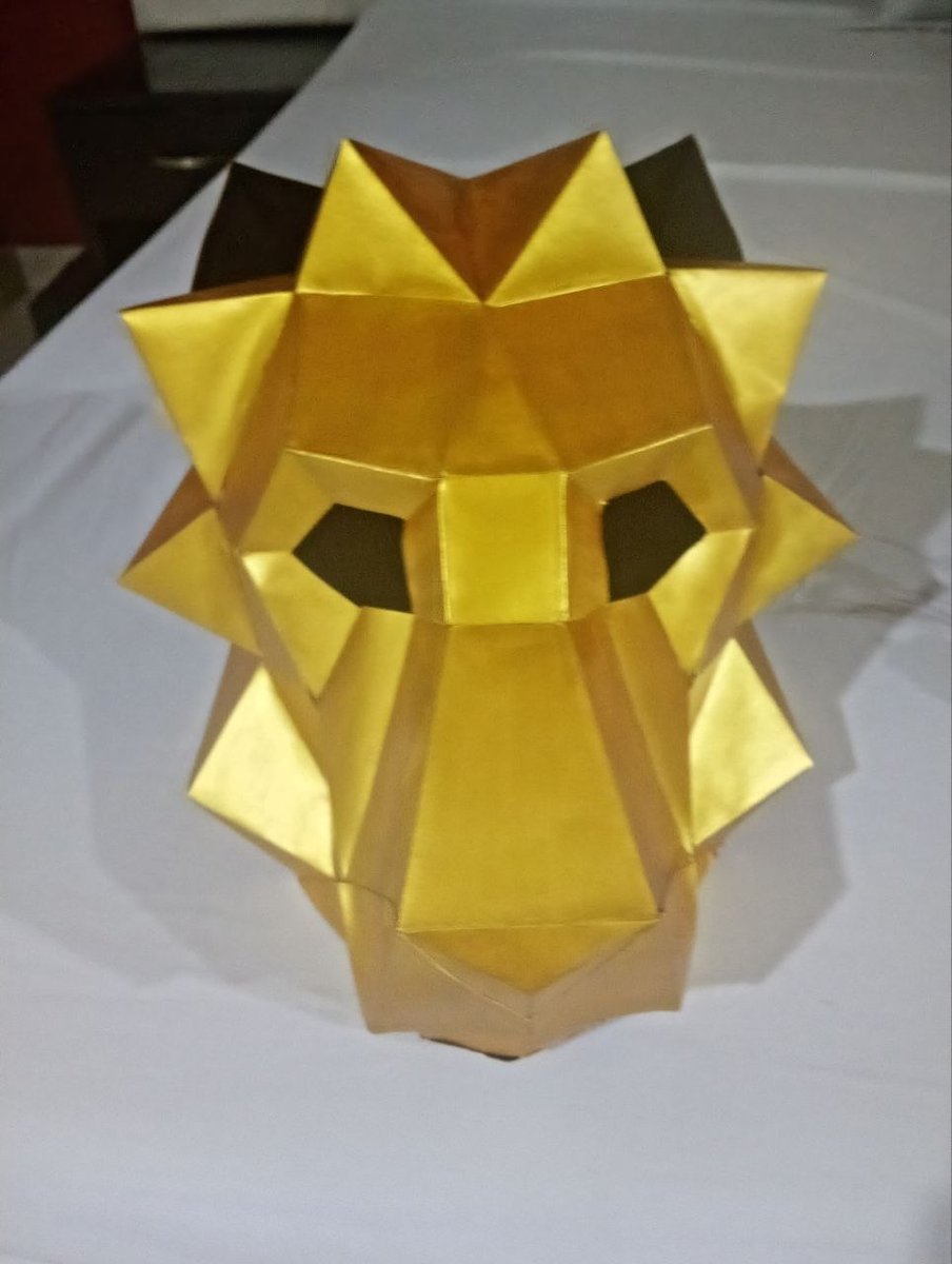 Máscara geométrica dorada