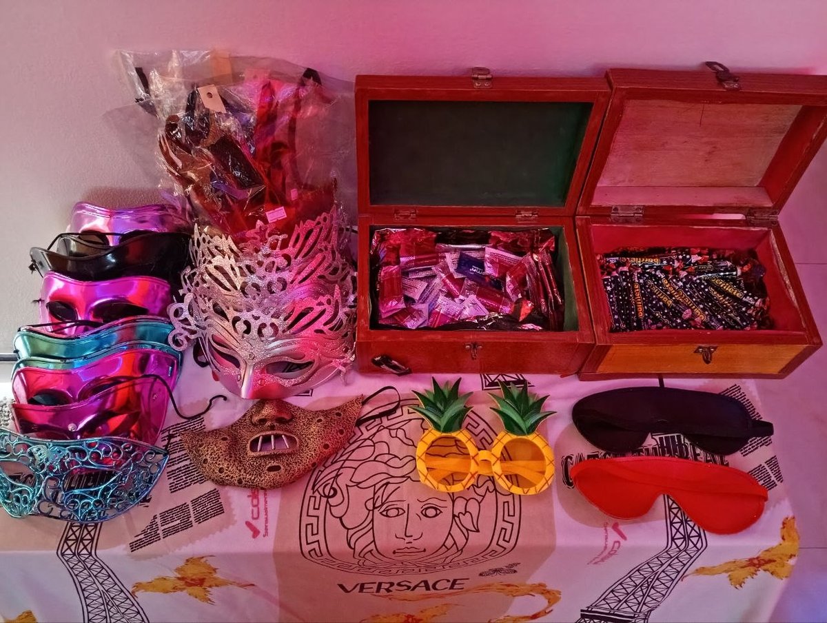 Mesa con máscaras y antifaces para los asistentes