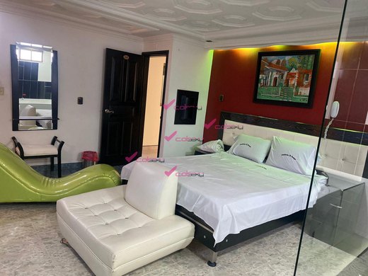 Cabina privada con silla tántrica y zona de descanso