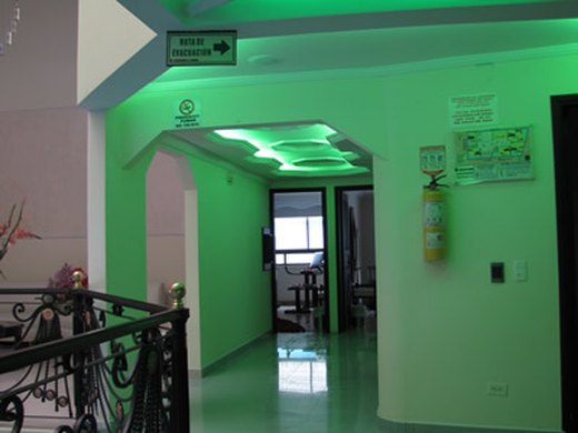 Pasillo interior con iluminación de ambiente